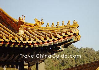 Dragon figures on eaves of ancient building