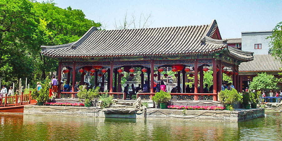 Learning the history of Prince Gong's Mansion