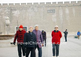 Through introductions, the four Chinese seniors become good friends.