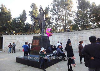 A Statue of Nie Er, Yuxi