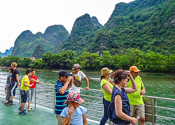 Appreciating Li River on the Cruise