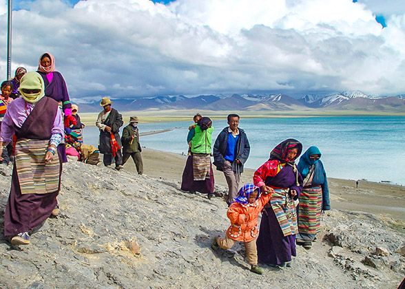 Tibetans on Pilgrimage around Lhamo Latso