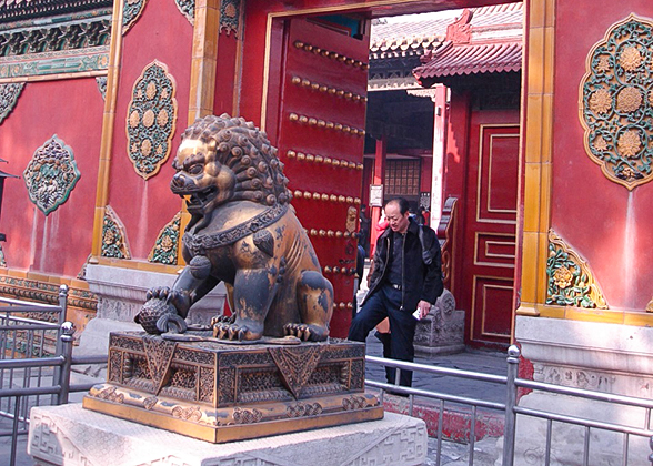 Male Lion in front of Hall of Mental Cultivation