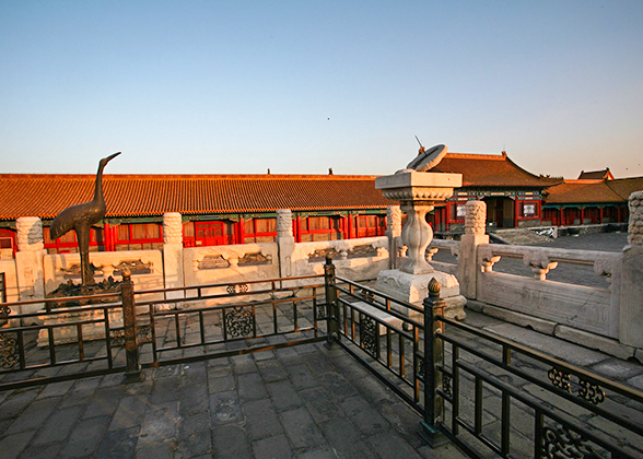 Miraculous Sundials and Crane in Forbidden City